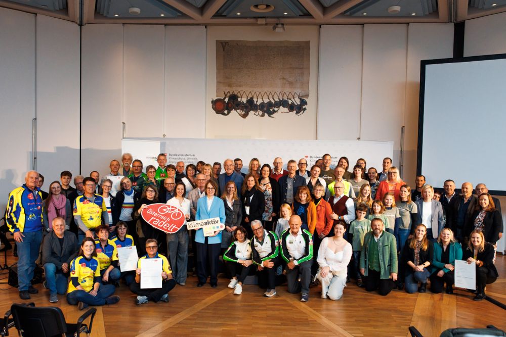 Gruppenfoto Bundessieger Österreich radelt Städte und Gemeinden, Vereine und Organisationen, Betriebe, Bildungseinrichtungen, 1., 2. und 3. Platz, Sektionaschefin Cornelia Breuß (klimaaktiv mobil Logo), Vice President of Brand woom Nicole Lunzer (Österreich radelt Logo)